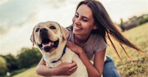 Hermosa Mujer Mantenía Relaciones con su perro IMPACTANTE。